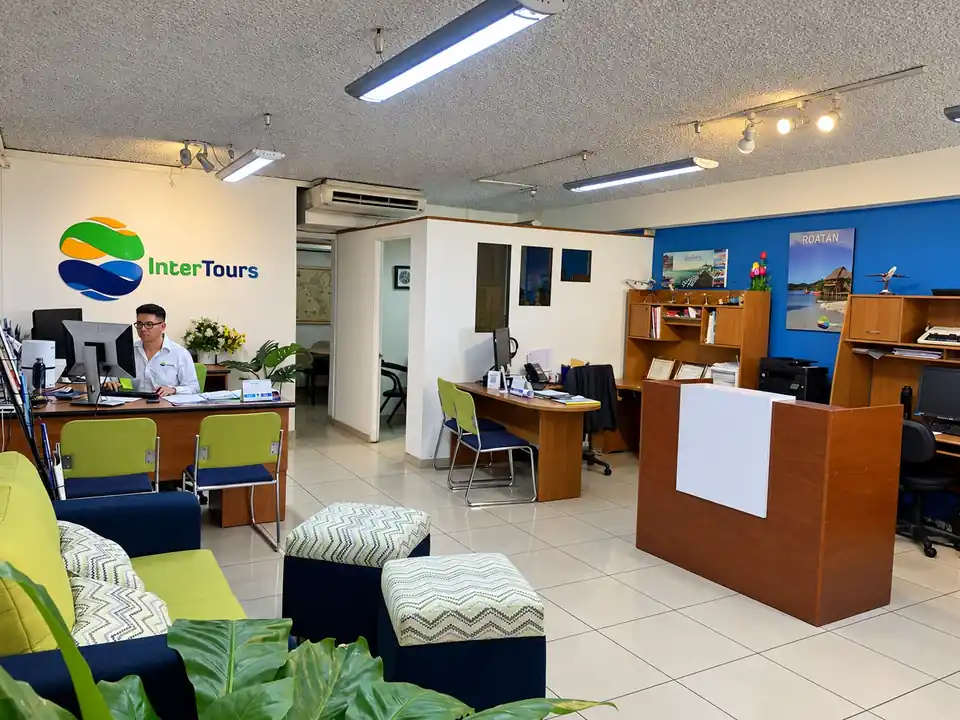 Interior de la oficina de Inter Tours con área de espera y asesor de viajes